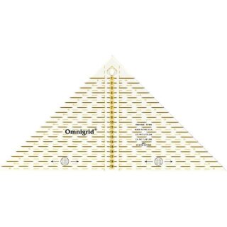 Das Bild zeigt das Dreiecklineal von Prym mit cm-Angaben. Es koennen damit Dreiecke von einem 1/4 Quadrat geschnitten werden. Die daraus resultierende maximale Quadratgroesse sind 20cm.