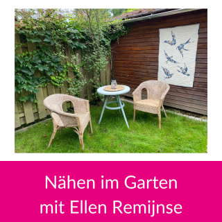 Kategoriebild von einem Open-Air-Näh-Event , mit 2 Korbstühlen auf einer Wieder mit einem textilen Wandbehang mit Möwen im Hintergrund