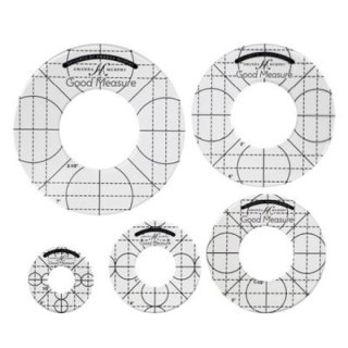 Das Bild zeigt fuenf nebeneinander liegende runde Kunststoff  Ruler Every Circle Template Set Low Shank.