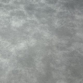 Das Bild zeigt das vegane Leder in silberblau oder hellgrau in einer gealterten Oberflächenoptik.