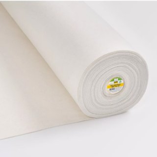 Das Bild zeigt die seitliche Darstellung einer Rolle Vlies mit leicht ausgerollten naturfarbenen Vlies 268 Bamboo Mix 50/50 von Freudenberg Vlieseline.