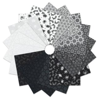 Das Bild zeigt die Stoffe und Muster des Jelly Roll Blackout aufgefaechert in einem Kreis. Die Farben der Stoffstreifen sind alle schwarz weiss gemustert mit Blueten und grafischen Mustern.
