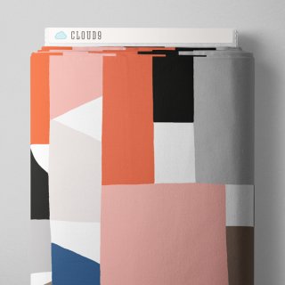 Die Ansicht zeigt den oberen Ausschnitt des Stoffballens des Canvasstoffes Urban Blocks. Es sind aneinander grenzende geometrische Formen von unterschiedlich großen Rechtecken und Dreiecken in grau, rosa, taupe, schwarz, gebrochen weiss und blau.