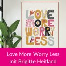 Das Bild zeigt den Quilt Love More Worry Less an einer...