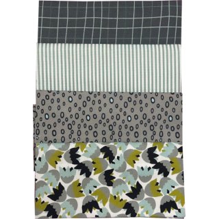 Das Bild zeigt vier mit Versatz aufeinander gelegte Stoffstücke in den Farben grau, graublau, gruen, weiss und tuerkis mit grafischen und floralen Mustern.