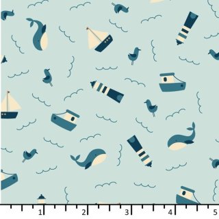 Das Bild zeigt den hellblauen Baumwollstoff mit kleinen Möwen, Leuchttürmen und Segelbooten, die einen beigen und dunkelblauen Farbdruck haben.