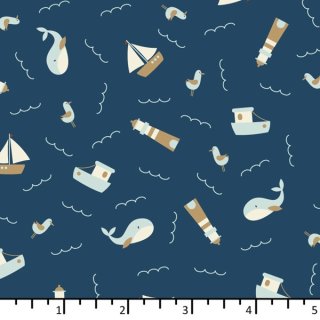 Das Bild zeigt den dunkelblauen Baumwollstoff mit kleinen Möwen, Leuchttürmen, Segelbooten, die in hellblau und hellbraun gedruckt wurden.