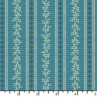 Das Bild zeigt einen mittelblauen Baumwollstoff mit stilisiertem Korallenmuster in beige und dunkelblau, streifenförmig angeordnet.