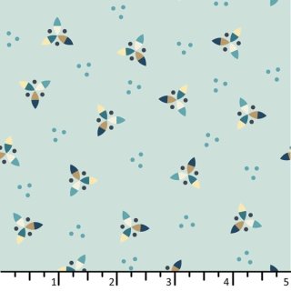 Das Bild zeigt einen hellblauen Baumwollstoff mit stilisiertem Propellermotiv in beige und dunkelblau, mit kleinen Punkten.