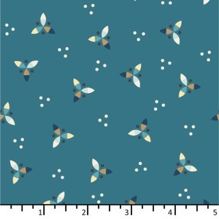 Das Bild zeigt den blauen Baumwollstoff mit stilisiertem Propellermotiv in beige und dunkelblau, mit kleinen Punkten.