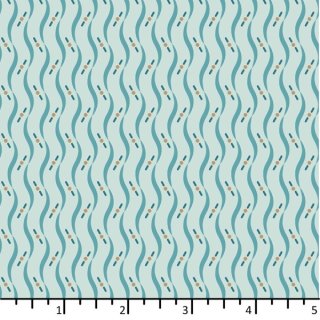 Das Bild zeigt den eisblauen Baumwollstoff mit Wellenmotiv in beige und blau.