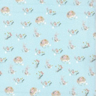 Das Bild zeigt den hellblauen Interlockjersey mit hellbraunen Igeln, Maeuschen und Haeschen.