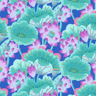 Das Bild zeigt den Baumwollstoffe Lake Blossoms in tuerkis mit grossen Seerosenblueten in tuerkis, pink, lila, gruen auf einem blau-lila Untergrund.