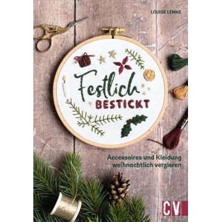 Das Bild zeigt das  Cover des Stickbuches Festlich Bestickt - Accessoires und Kleidung weihnachtlich verzieren. Abgebildet ist ein Holzstickrahmen , darin eingespannt ein Stueck Leinenstoff mit dem Schriftzug vom Titel des Buches und kleinen weihnachtlichen Motiven wie Ilexblaetter, Zweige, Kerze, Geschenk etc.