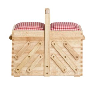 Das Bild zeigt einen ausziehbaren Naehkasten in hellem Kautschukholz. Obenauf sind die rot weiss karierten Polster fuer Stecknadeln zu erkennen.