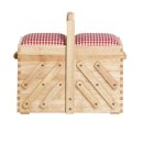 Das Bild zeigt einen ausziehbaren Naehkasten in hellem Kautschukholz. Obenauf sind die rot weiss karierten Polster fuer Stecknadeln zu erkennen.