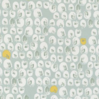 Das Bild zeigt den Patchworkstoff  Shell Mosaic seaglasss aus der Serie Balisong. Er stellt abstrakte naturfarbene Muscheln auf einem hellblauen bis hellen mintfarbenen Untergrund dar. Dazwischen sind gelbe Punkte oder Flecken gedruckt.