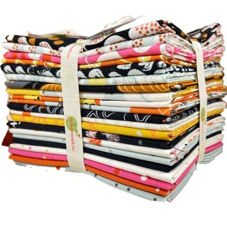 Das Bild zeigt ein Stoffpaket bestehend aus 22 gefalteten und aufeinandergelegten Stoffquadrate der Baumwollstoffkollektion Balisong. Der oberste Stoff ist schwarz Grundig mit weissen Farnblaettern und ockerfarbenen kleinen Punkten zwischen den Farnblaettern.