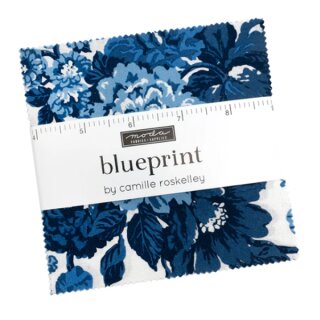 Das Bild zeigt den obersten Stoff von dem Mini Charm blueprint von Camille roskelley. Es sind blau in blau gedruckte Blueten auf weissem Hintergrund.