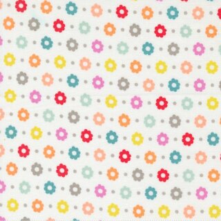 Das Bild zeigt einen weissen Baumwollstoff. Auf ihn sind in regelmaessigen kleinen Abstaenden verschiedene bunte Blueten gedruckt, die von kleinen grauen Punkten getrennt werden.