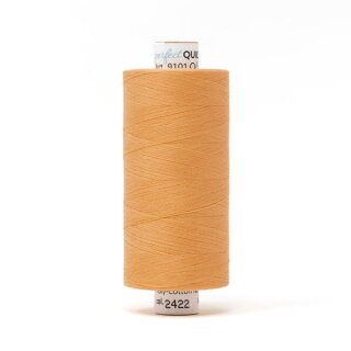 Das Bild zeigt das apricotfarbene Perfect Quilting Thread mit der Farbnummer 2422. Der Konen Kern besteht aus Pappe und die Garnrolle steht senkrecht.