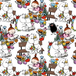 Das Bild zeigt den weissen Jerseystoff mit Moominmama und Moominpapa auf einer Parkbank umhuellt von vielen bunten Blumen. Dazwischen liegt Littly My in einer Blumenwiese und liest ein Buch und dahinter steht Stinky mit einer Blume in der Hand.