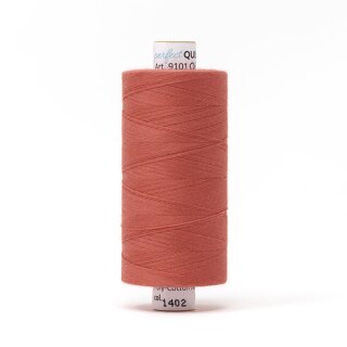 Das Bild zeigt das pink-korallefarbene Perfect Quilting Thread mit der Farbnummer 1402. Der Konen Kern besteht aus Pappe und die Garnrolle steht senkrecht.