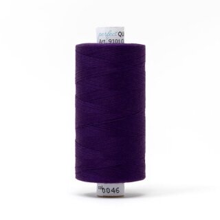 Das Bild zeigt das purplefarbene Perfect Quilting Thread mit der Farbnummer 0046. Der Konen Kern besteht aus Pappe und die Garnrolle steht senkrecht.