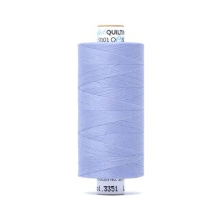Das Bild zeigt das baby-blaufarbene Perfect Quilting Thread mit der Farbnummer 3351. Der Konen Kern besteht aus Pappe und die Garnrolle steht senkrecht.