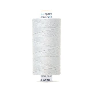 Das Bild zeigt das zen-greyfarbene Perfect Quilting Thread mit der Farbnummer 0038. Der Konen Kern besteht aus Pappe und die Garnrolle steht senkrecht.