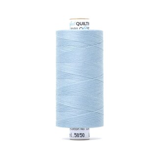 Das Bild zeigt das himmelblaufarbenes Perfect Quilting Thread mit der Farbnummer 5050. Der Konen Kern besteht aus Pappe und die Garnrolle steht senkrecht.