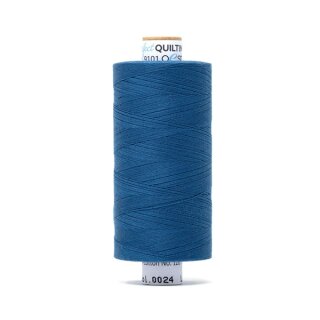 Das Bild zeigt das hafen-blaufarbenes Perfect Quilting Thread mit der Farbnummer 0024. Der Konen Kern besteht aus Pappe und die Garnrolle steht senkrecht.