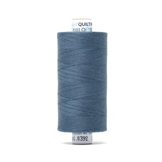 Das Bild zeigt das see-blaufarbenes Perfect Quilting Thread mit der Farbnummer 0392. Der Konen Kern besteht aus Pappe und die Garnrolle steht senkrecht.
