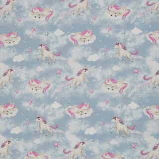 Das Bild zeigt den Bekleidungsstoff aus Jersey Miracle Einhoerner. Weisse schwebende Einhoerner oder auf einer weissen Wattebauschwolke schlafend auf einem blaugrauen Hintergrund.