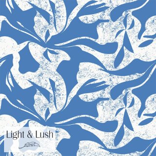 Die Ansicht zeigt einen weich fliessenden blau weiss gemusterten Viscosestoff.