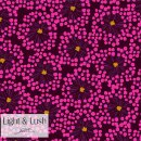 Die Ansicht zeigt einen weich fliessenden beere pink gemusterten Viscosestoff mit Blüten.