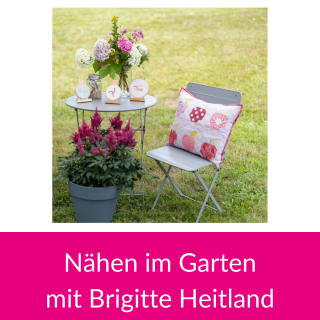 Kategoriebild von einem Open-Air-Näh-Event , mit 2 Korbstühlen auf einer Wieder mit einem textilen Wandbehang mit Möwen im Hintergrund