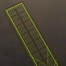 Das dritte Bild zeigt das Schneidelineal aus Acryl von Bohin auf einem schwarzen Untergrund. Dadurch ist die gruen fluoreszierende Markierung auf der Unterseite des Lineals deutlich erkennbar.