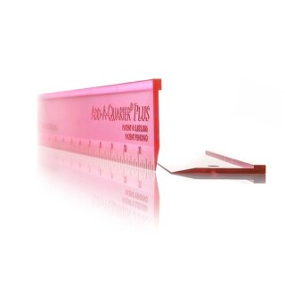 Das Bild zeigt den Detailausschnitt des 6 Inch Add-a-Quarter Plus Lineales in pink. Dadurch lassen sich sehr gut die viertel Inch Nahtzugabenkerbe und die verjuengte zweite Linealseite erkennen.