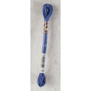 Das Bild zeigt uns den Strang das DMC Stickgarnes in blau-lila verlaufend aus der Serie Mouliné Variations.