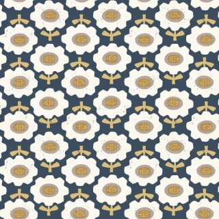 Das Bild zeigt den Patchworkstoff  Morning Bloom in blue dusk. Die Morgenblume mit senffarbenen Stiel und Blaettern, cremefarbenen Bluetenblaettern und einer senffarbenen Bluetenmitte strahlt vor dem nachtblauen Untergrund. Die Blumen sind grafisch im Versatz angeordnet.