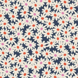 Das Bild zeigt den Patchworkstoff  Curb Appeal. Ein Meer aus weissen Margeriten mit rosa uns orangefarbenen Bluetenmitten erstrahlen vor einem dunkelblauen Untergrund.