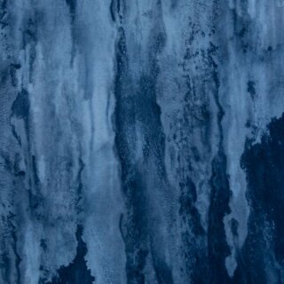 Das Bild zeigt den Kuschelsweat Wasserfall Allover by Thorsten Berger aus der Serie On The Rock. Ein jeansblauer Druck, der an die Wassermassen erinnert, welche sich von den Klippen eines Wasserfalls herunterstürzen. 