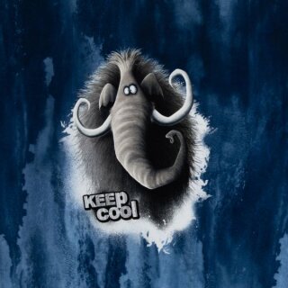 Das Bild zeigt das Kuschelsweat Panel Mammut by Thorsten Berger aus der Serie On The Rock. Ein Mammut mit dem Schriftzug Keep Cool ist vor einem jeansblauen Hintergrund gedruckt. Dieser Hintergrund erinnert an einen Wasserfall.