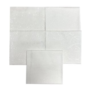 Das Bild zeigt 5 weisse Fateights mit zarten, filigranen, glitzrigen Drucken aus winterlichen Motiven, wie Schneekristalle, Schneeglocken oder Eisblumen.