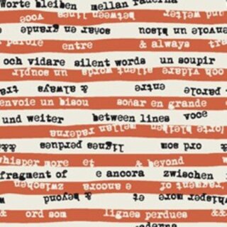 Das Bild zeigt den Patchworkstoff Between the Lines in ember. Baumwollstoff mit mehrsprachiger Schreibmaschinenschrift zwischen orangeroten und cremeweißen Streifen.