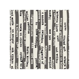 Das Bild zeigt den Patchworkstoff In Between in newspaper. Baumwollstoff mit mehrsprachigen senkrechten Zeitungsprint zwischen schwarzen und cremeweißen Streifen.