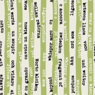 Das Bild zeigt den Patchworkstoff In Between in sprout. Baumwollstoff mit mehrsprachigen senkrechten Zeitungsprint zwischen gruenen und cremeweißen Streifen.
