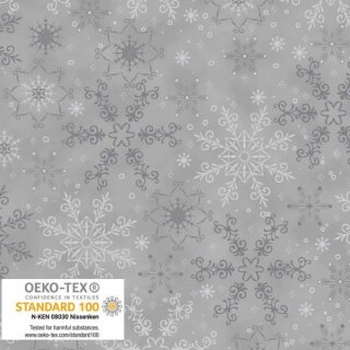 Das Bild zeigt den schwarzen Patchworkstoff Schneekristalle grey silver aus der Serie We love Christmas.. Er zeigt zarte, silber glitzernde und graue Schneekristalle auf einem hellgrauen Untergrundstoff.