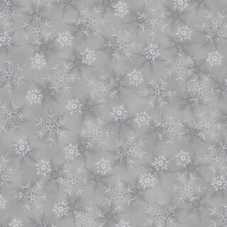 Das Bild zeigt den schwarzen Patchworkstoff Eiskristalle grey silver aus der Serie We love Christmas.. Er zeigt zarte, silber glitzernde und graue Eiskristalle auf einem hellgrauen Untergrundstoff.